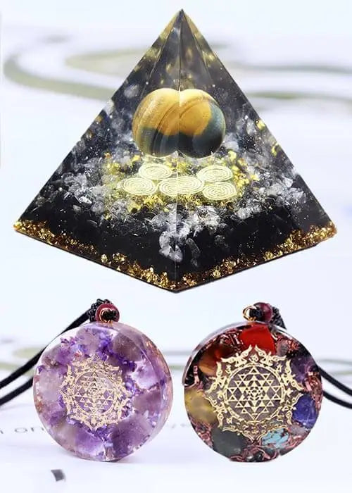 Orgonite, pyramide et pendentifs fait main - pierres semi précieuses et feuille d'or ciselée| Achamana