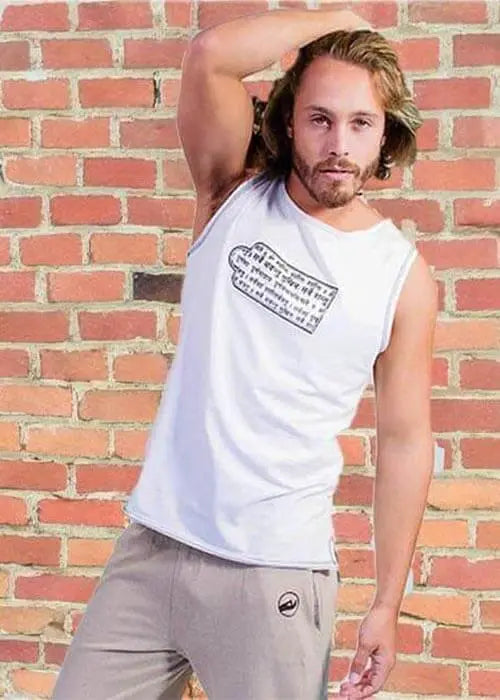 Tee shirt de yoga pour homme - Un yogi pose avec un débardeur blanc un patch mantra imprimé sur le torse | Achamana