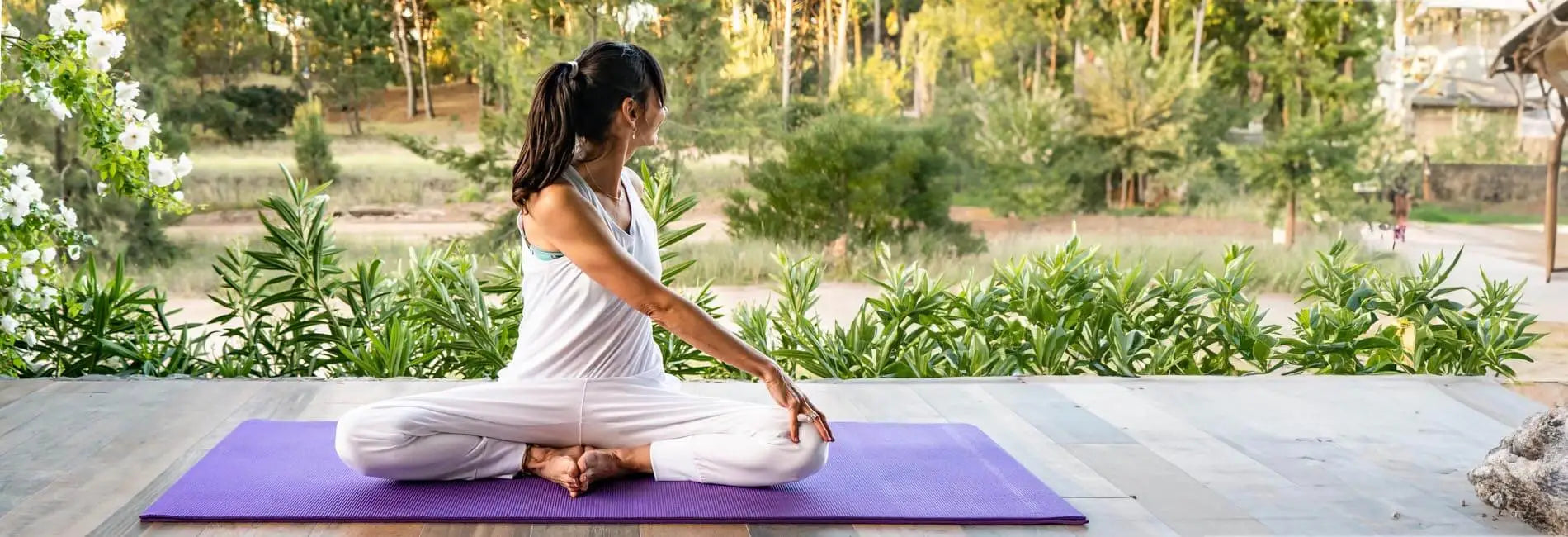 Vêtement yoga blanc, Kundalini yoga - Yogini pratiquant su une terrasse au bord d'un parc | Achamana