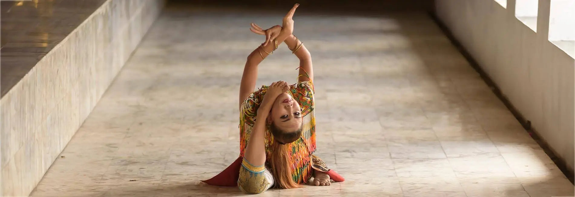 Pantalons yoga fluide et vêtements amples pour yoga flow - Yogini réalisant une danse des mudras | Achamana