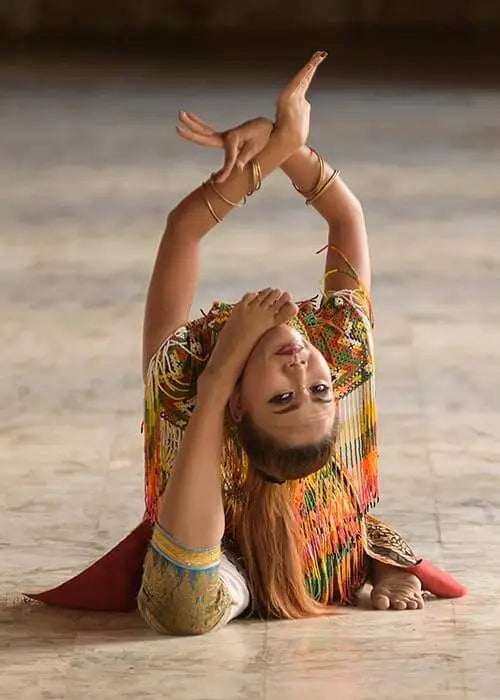 Vêtements yoga fluide et amples pour yoga flow - Yogini indienne danse des mudras | Achamana