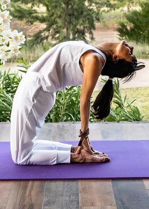 Vêtement yoga blanc - Yogini pratiquant le kundalini yoga, vêtue de blanc | Achamana