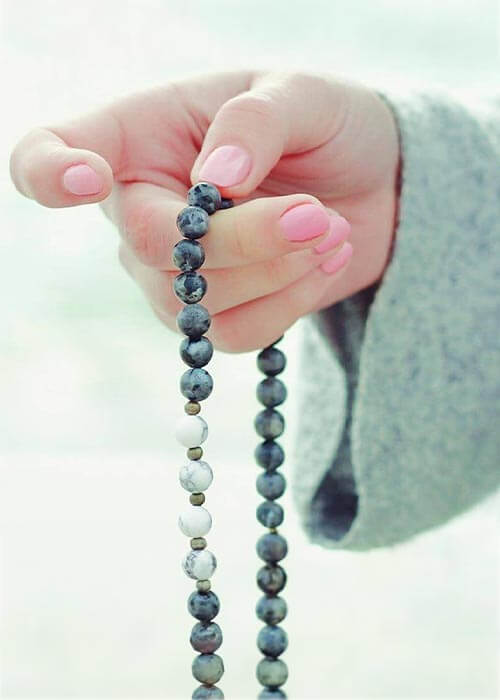Collier mala - récitation mantra en égrenant un mala | Achamana