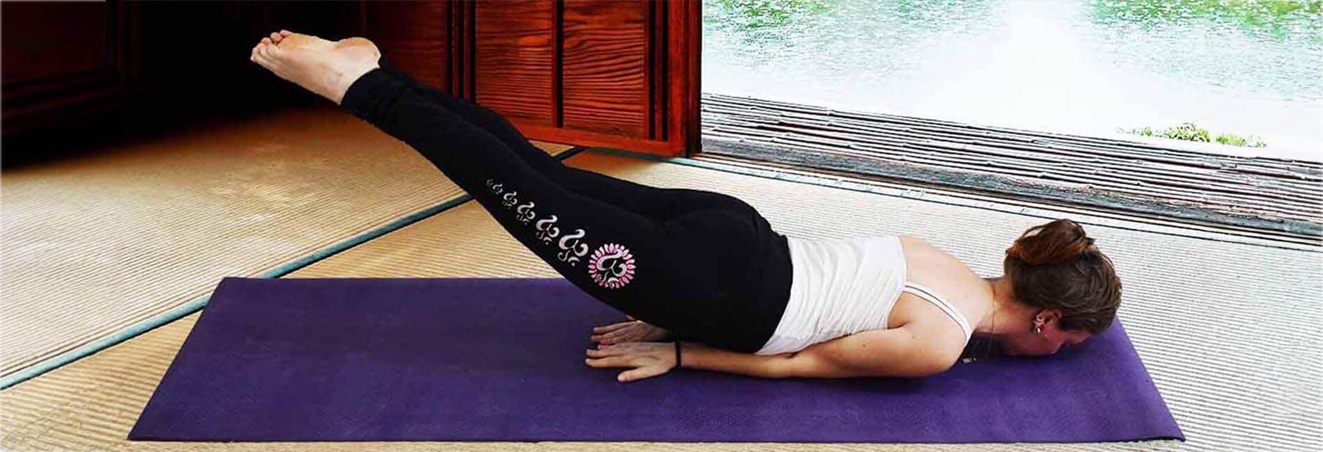 Tapis yoga naturel caoutchouc naturel et fibres de jute - Yogini dans la posture de la sauterelle sur un tapis violet | Achamana