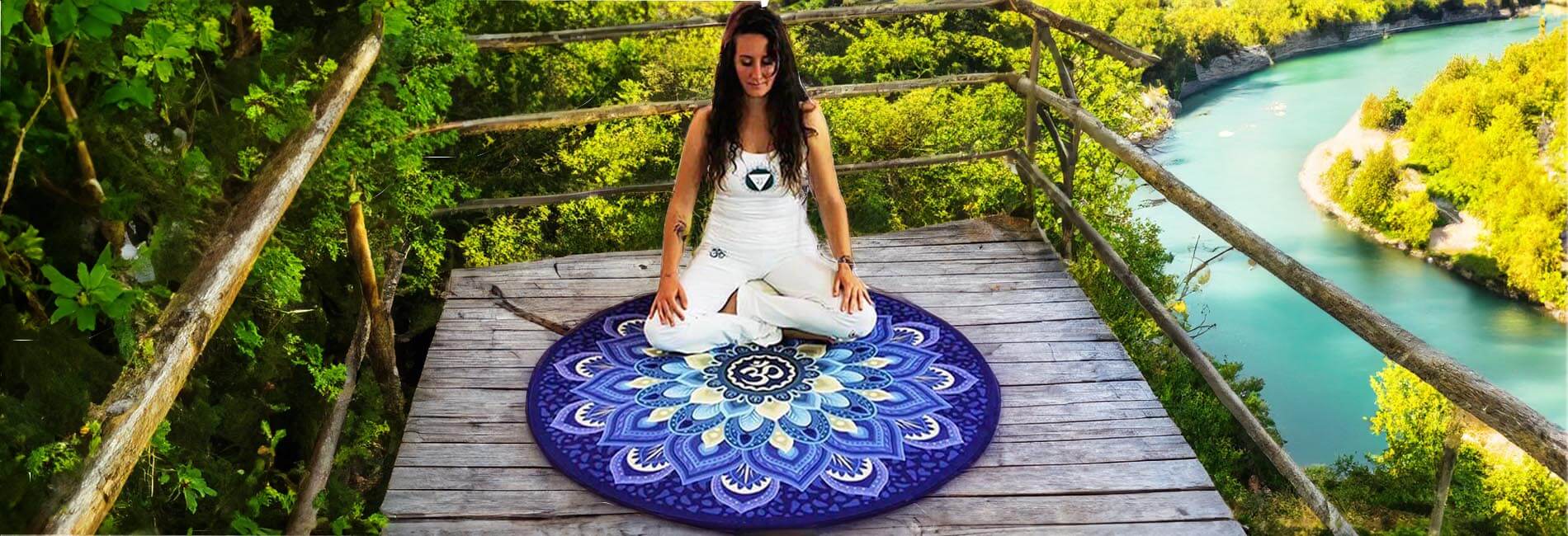 Tapis de yoga rond pratique et méditation sur une terrasse donnant sur un fleuve en contre bas | Achamana