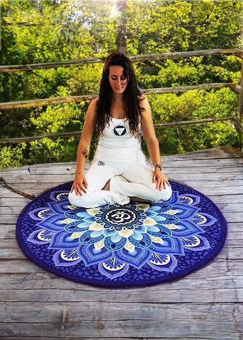 Tapis de yoga rond pratique et méditation en pleine nature, sur une terrasse donnant sur une forêt en contre bas | Achamana