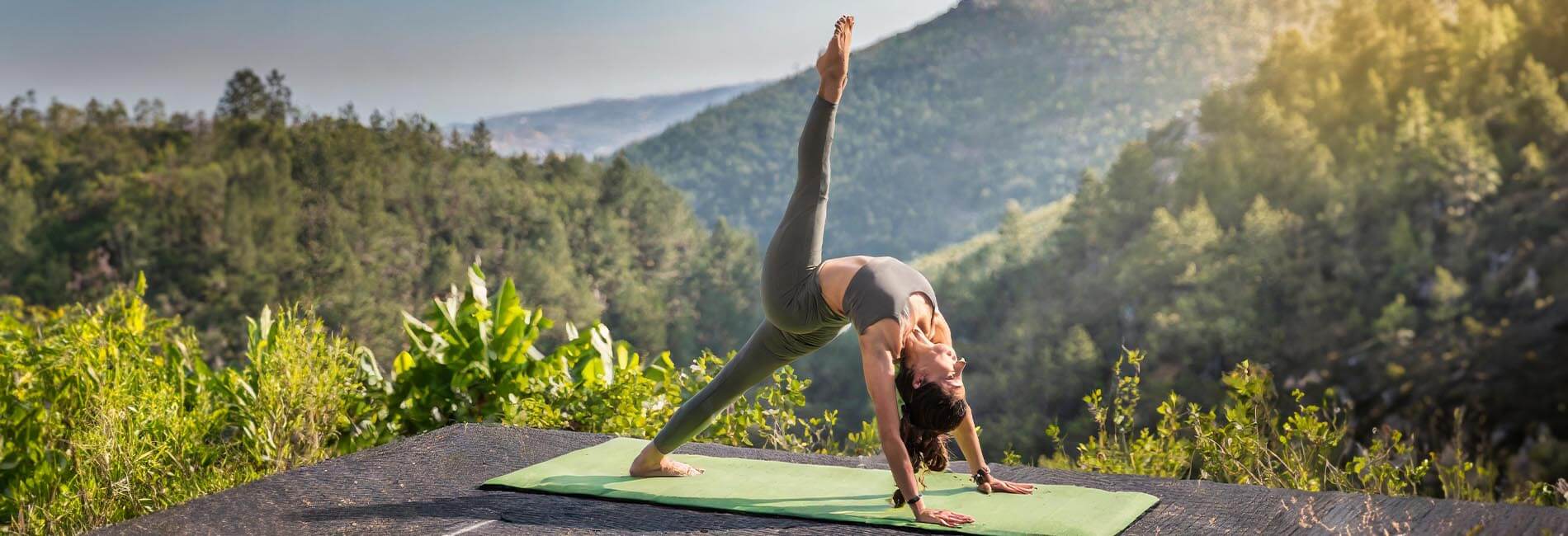Tapis de yoga antidérapant latex et Polyuréthanne - Yogini fait du yoga en pleine nature sur un tapis de yoga vert | Achamana
