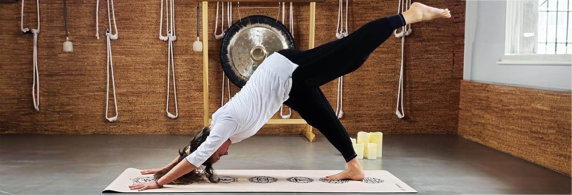 Tee shirt yoga blanc 7 chakras brodés en autres hauts de yoga de la collection | Achamana