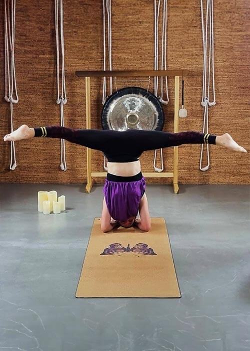 Tee shirt yoga femme ample qui tient bien à la taille pendant une asana inversée | Achamana