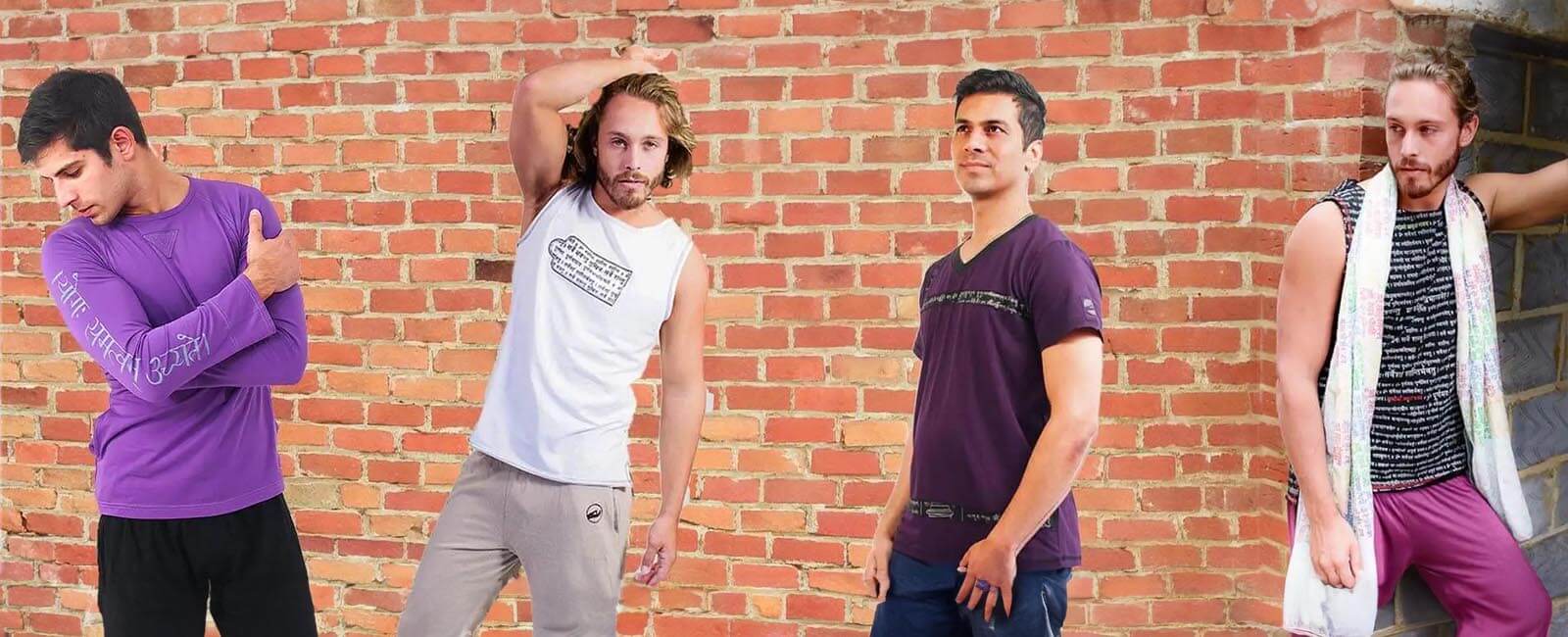 Tee shirt yoga homme - Quatre yogis posent devant un mur en briques | Achamana