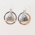 Erhabene Dreieck Ohrringe - Vignette | Achamana