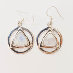 Erhabene Dreieck Ohrringe - Vignette | Achamana