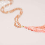 Mala-Halskette mit pfirsichfarbenem Mondstein - 108 AAA-Perlen, 8 mm - Vignette | Achamana