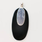 Silberner länglicher Kieselanhänger und Halbedelstein - - Vignette | Achamana