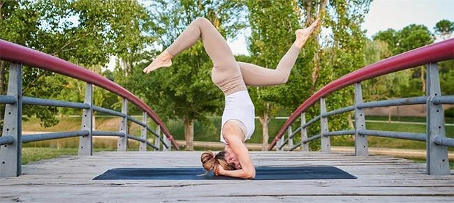 Quelle tenue de yoga choisir selon son style de pratique : Hatha, Vinyasa, Yin ?