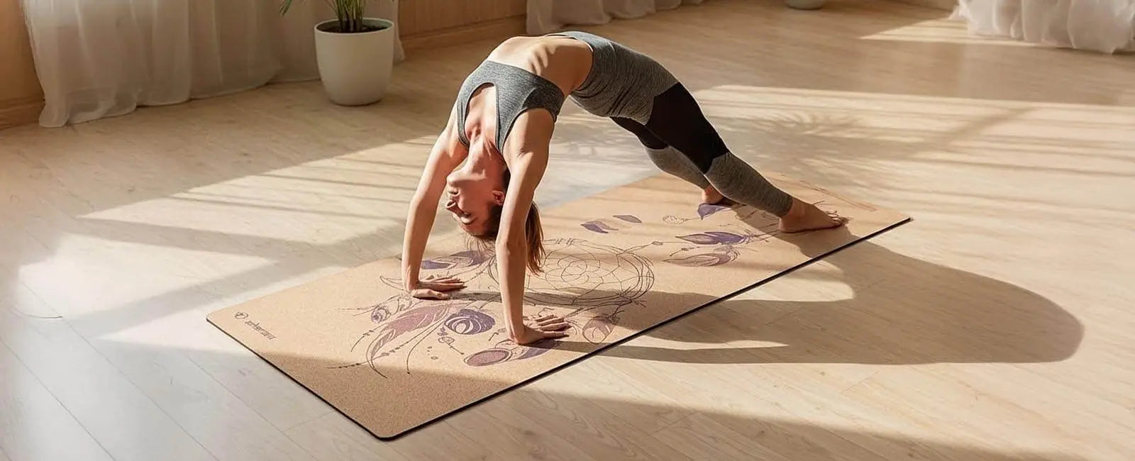 Tapis de yoga liège vs caoutchouc naturel : lequel choisir selon sa pratique ?