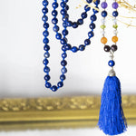 Mala-Halskette mit 7 Chakren aus Lapislazuli - 108 facettierte 8 mm AA-Perlen - Vignette | Achamana