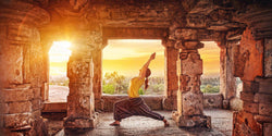 Esprit yoga - posture de yoga dans un temple bouddhiste - Achamana