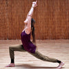 Pantalon Hatha yoga pour femme - une yogini en pleine salutation au soleil | Achamana