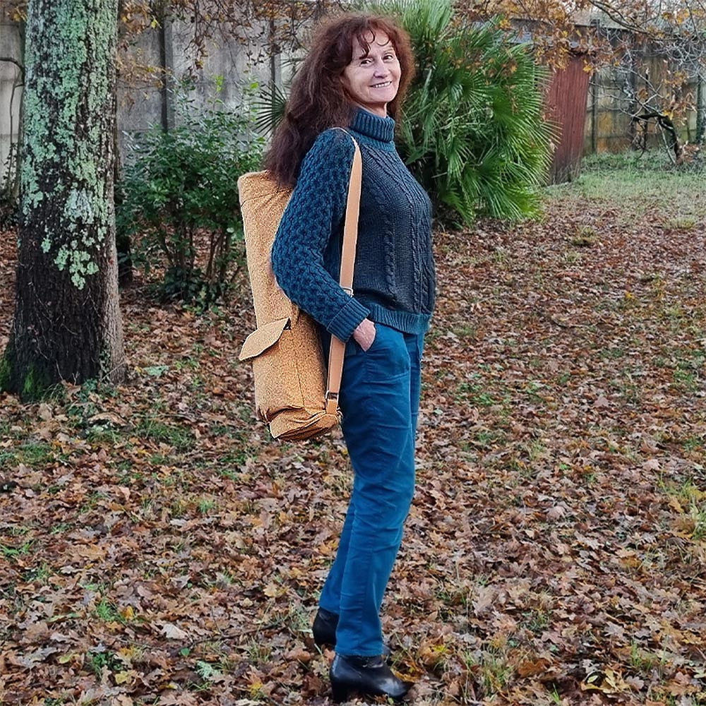 Housse tapis yoga en cuir de liège - le sac est porté par une yogini qui va pratiqué en pleine nature | Achamana