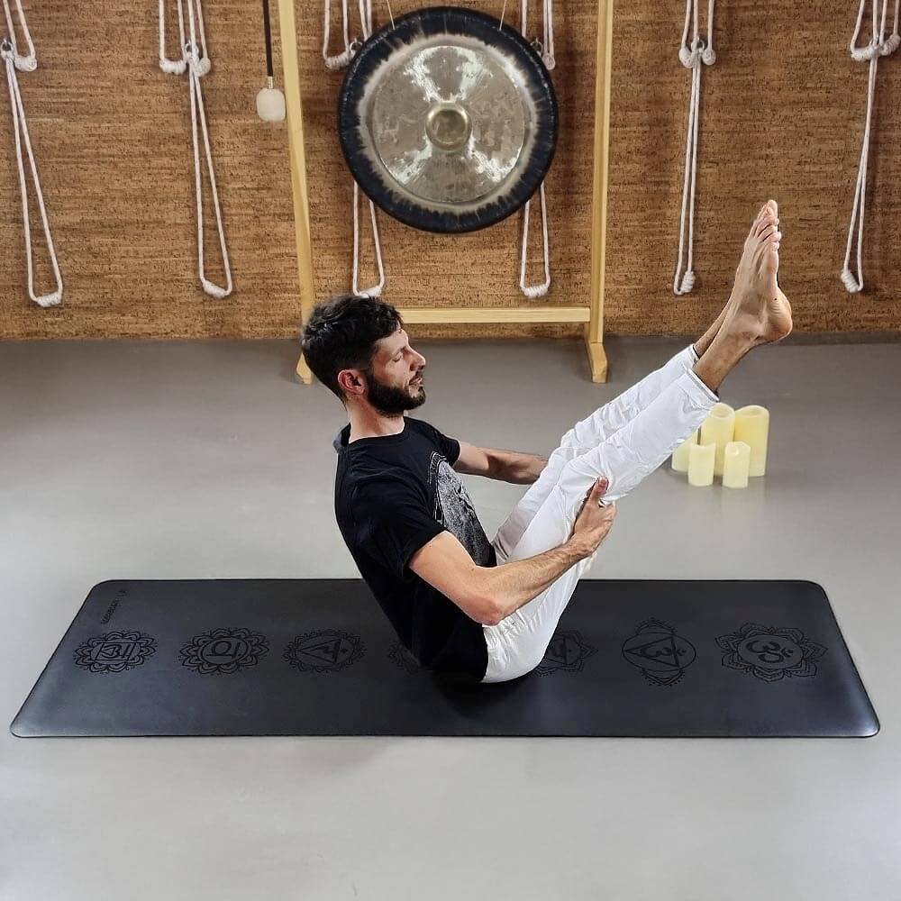 Meilleurs tapis de yoga en latex et similicuir - yogi réalise une posture | Achamana