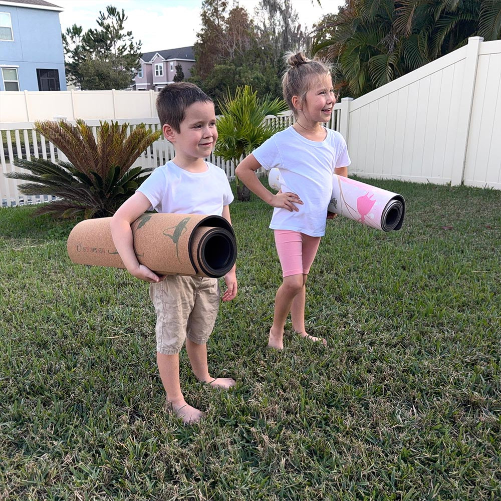 Tapis de yoga épais et écologique pour enfant -  deux enfants allant à leur séance de yoga avec leur tapis sous le bras | Achamana