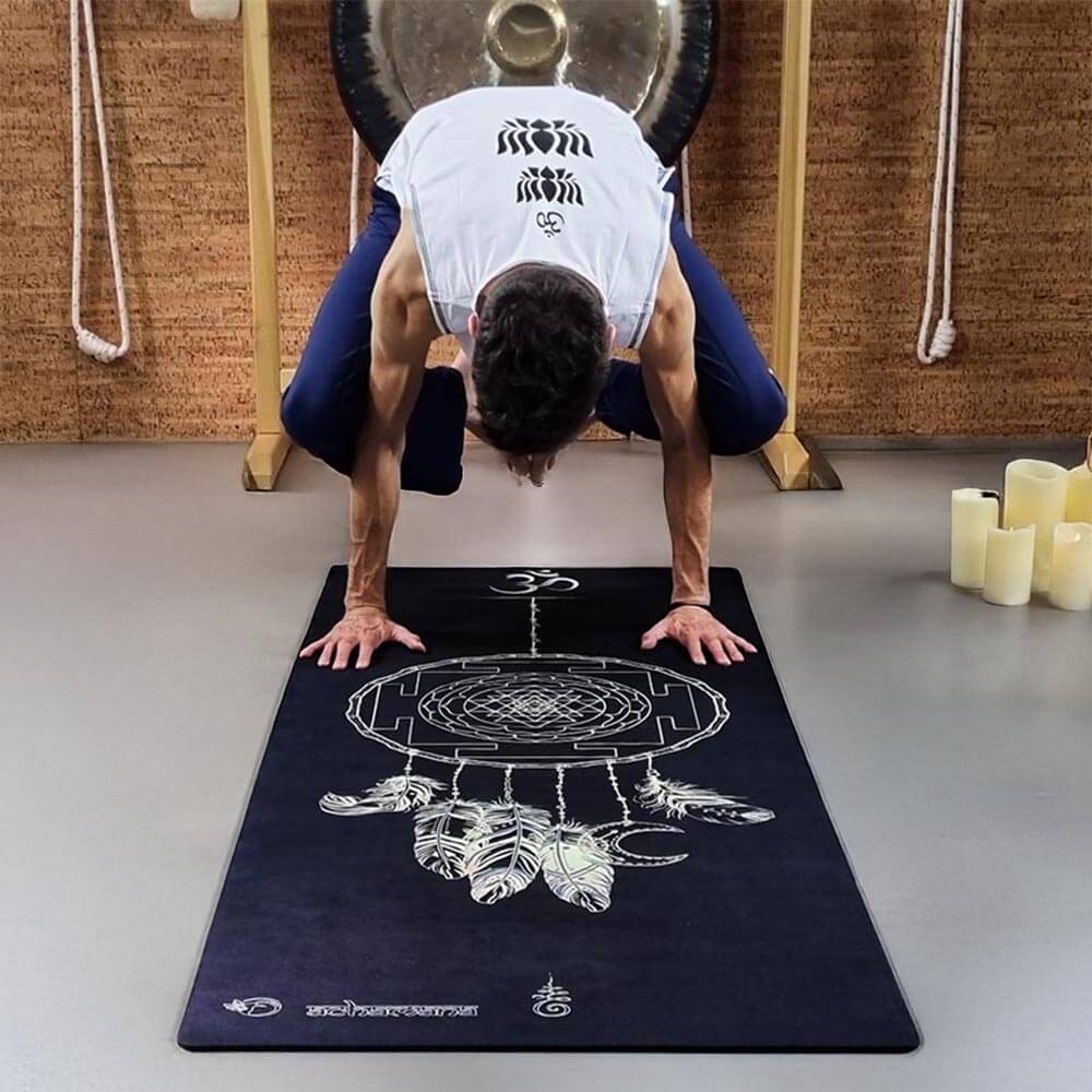 tapis de yoga 5 mm en latex et microfibre - un yoga pratique sur ce tapis au design Sri yantra | Achamana